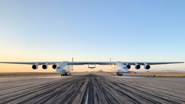 VIDEO. Cel mai mare avion din lume decolează din deșertul Mojave. Primul test de lansare a fost un succes