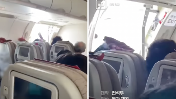 VIDEO. Panică în avion. Un pasager a fost arestat după ce a deschis ușa de urgență în timpul zborului