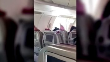 VIDEO. De ce a deschis un pasager ușa avionului în timpul zborului. Ce s-a întâmplat de fapt