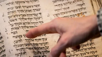 FOTO. Cea mai veche Biblie ebraică din lume, vândută cu 38,1 milioane de dolari la o licitație. Cine a cumpărat-o