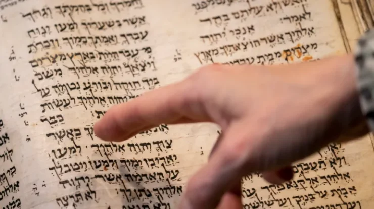 FOTO. Cea mai veche Biblie ebraică din lume, vândută cu 38,1 milioane de dolari la o licitație. Cine a cumpărat-o