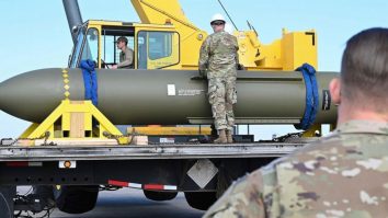 FOTO. Americanii au distribuit imagini cu o bombă care ar putea lovi ținte precum siturile nucleare subterane iraniene