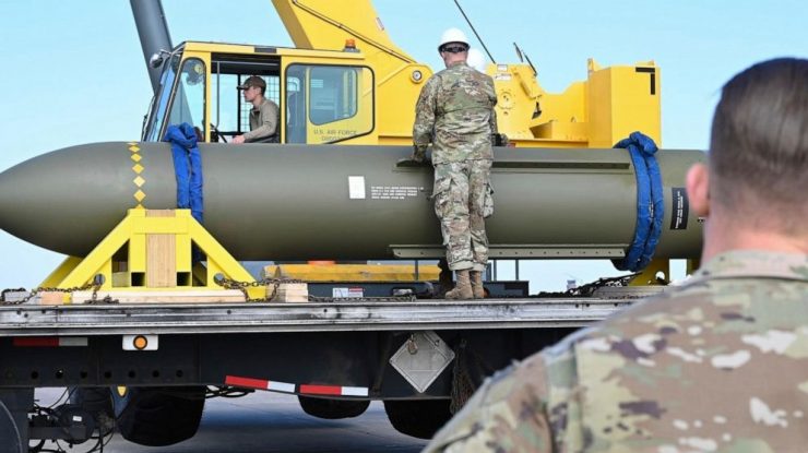 FOTO. Americanii au distribuit imagini cu o bombă care ar putea lovi ținte precum siturile nucleare subterane iraniene