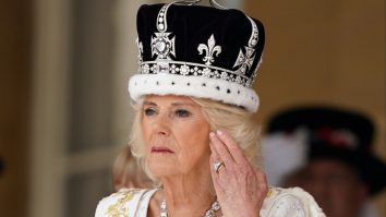 FOTO. Numele și simbolurile secrete brodate pe rochia de încoronare a reginei Camilla