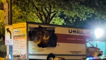 Un camion a intrat de două ori în barierele de securitate din apropierea Casei Albe. Un steag nazist a fost confiscat, iar șoferul a fost arestat