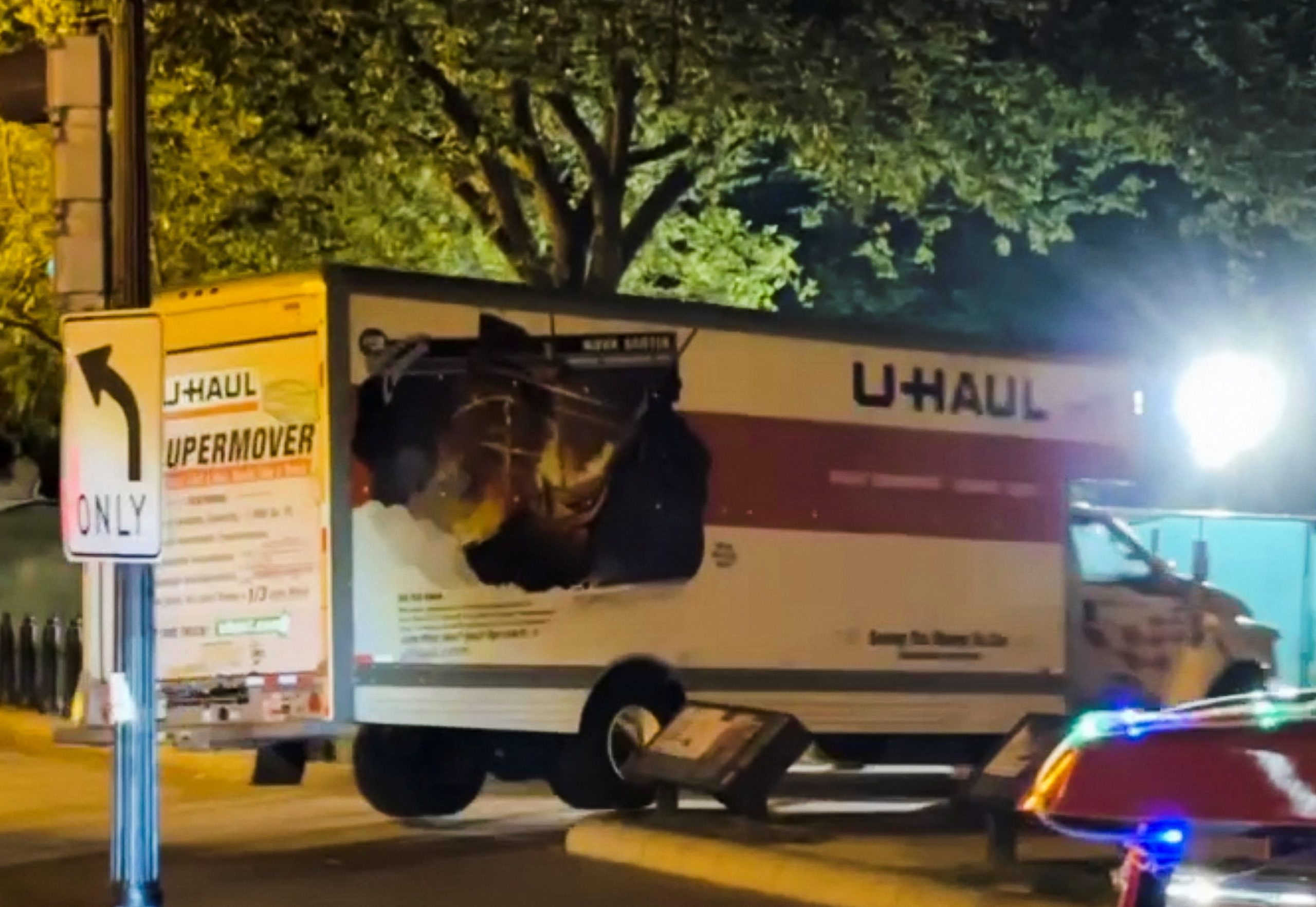 Un camion a intrat de două ori în barierele de securitate din apropierea Casei Albe. Un steag nazist a fost confiscat, iar șoferul a fost arestat
