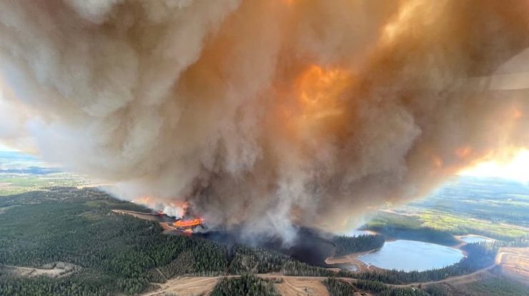 În jur de 100 de incendii de vegetație au izbucnit în Canada. Experții nu văd niciun semn de încetinire a focului