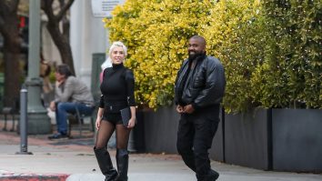 Bianca Censori, partenera lui Kanye West, confirmă că este „căsătorită” într-un nou videoclip