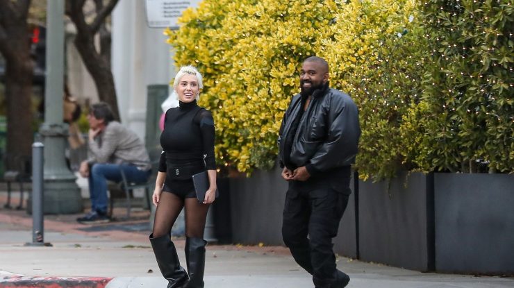 Bianca Censori, partenera lui Kanye West, confirmă că este „căsătorită” într-un nou videoclip