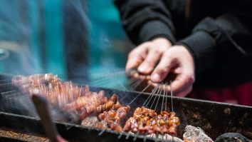 Un oraș industrial cu grătare ieftine este atât de popular încât autoritățile le spun oamenilor să meargă în altă parte