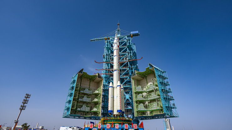 China lansează misiunea Shenzhou-16 către stația spațială. Un civil se află la bordul navei