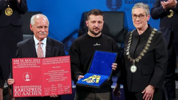 Volodimir Zelenski a primit prestigiosul premiu Charlemagne al Germaniei. Cancelarul german promite arme în valoare de 2,7 miliarde de euro pentru Ucraina