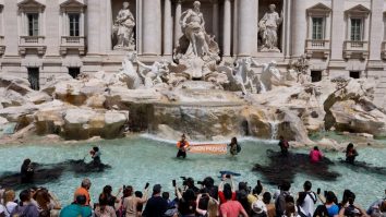 Protestatarii pentru climă din Roma înnegresc apa fântânii Trevi: „Nu vom plăti pentru combustibili fosili”