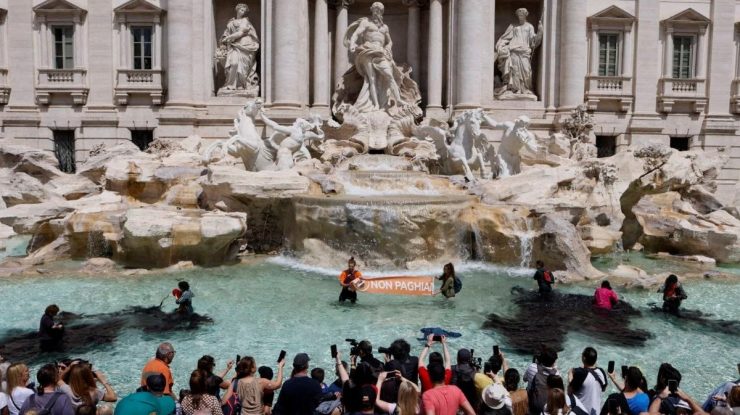 Protestatarii pentru climă din Roma înnegresc apa fântânii Trevi: „Nu vom plăti pentru combustibili fosili”