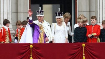 VIDEO. LIVE UPDATE. Regele Charles al III-lea și Regina Camilla salută mulțimea de la balconul Palatului Buckingham