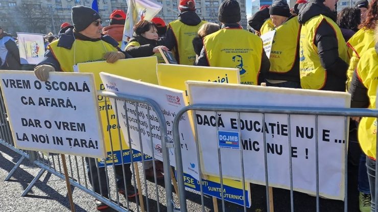 FOTO-VIDEO. Sindicaliștii din Educație resping oferta guvernului de a primi carduri în iunie și octombrie. Circa 10.000 de angajați din învățământ protestează în Piața Victoriei