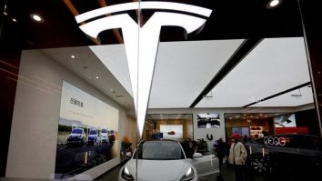 Bursele americane închid ultima ședință în scădere. Tesla raportează sub așteptări, venituri totale cu aproape 1 mld. $