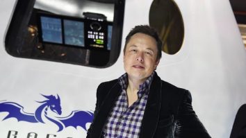 VIDEO. Cum s-a distrat Elon Musk la un festival de muzică? CEO-ul Twitter a dansat toată noaptea