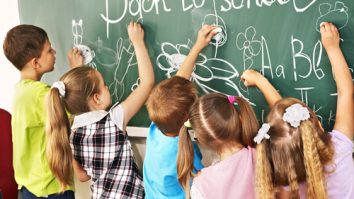 Sărbătorești Ziua Mondială a Educației. Elevii, profesorii și restul angajațiilor din învățământ se bucură de o zi liberă