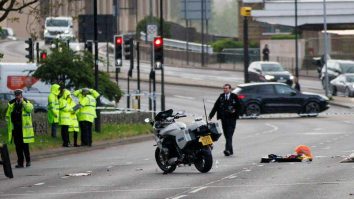 O femeie de 81 de ani a murit după ce a fost lovită de o motocicletă care făcea parte din escorta de poliție a regalității britanice