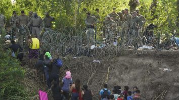 Noi reguli stricte intră în vigoare la frontiera dintre SUA și Mexic. A expirat interdicția de imigrare din titlul 42