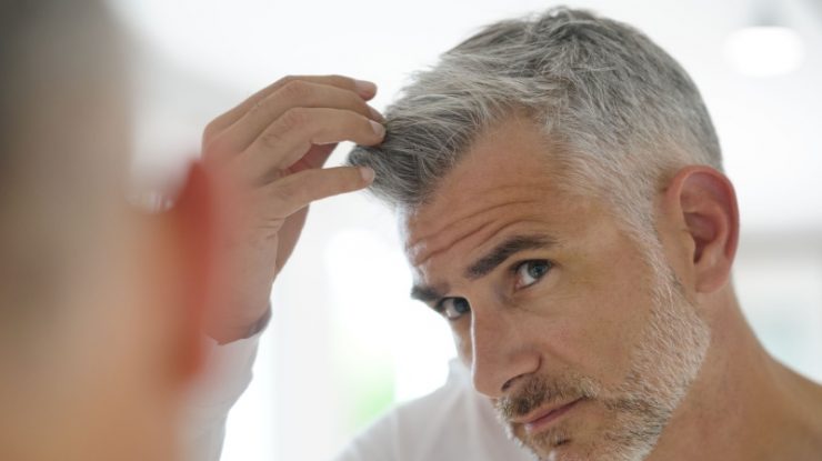 STUDIU. Părul cărunt ar putea fi un semn că organismul se protejează de cancer. Ce spun cercetătorii