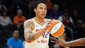 VIDEO. Brittney Griner a revenit în baschetul feminin. Sportiva a jucat primul meci în aproape doi ani, după ce a fost încarcerată în Rusia