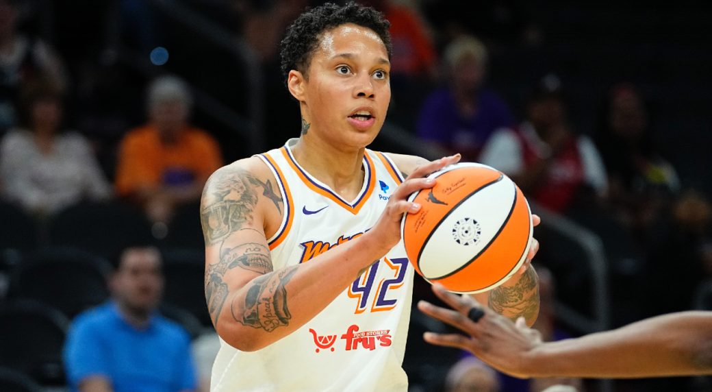 VIDEO. Brittney Griner a revenit în baschetul feminin. Sportiva a jucat primul meci în aproape doi ani, după ce a fost încarcerată în Rusia