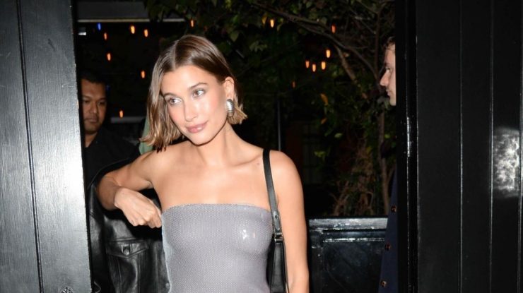 FOTO. Hailey Bieber strălucește la lansarea propriei sale linii de skin care, de la Londra