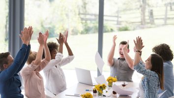 Studiu: Un simplu „Mulțumesc” îmbunătățește starea de spirit la locul de muncă