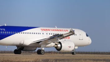VIDEO. China vrea să cucerească cerul cu C919, primul avion de „design național” care a făcut zborul inaugural