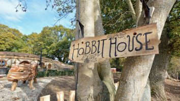 FOTO. Patru surori construiesc primul sat în stil „hobbit” din sudul Europei în care poți trăi și tu