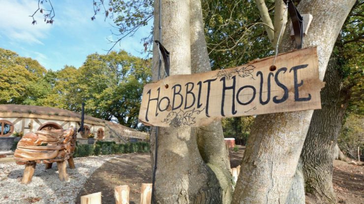 FOTO. Patru surori construiesc primul sat în stil „hobbit” din sudul Europei în care poți trăi și tu