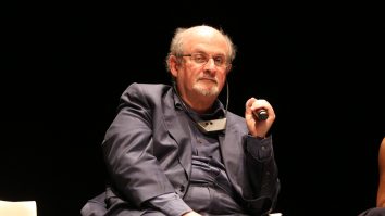 „Terorismul nu trebuie să ne sperie”: Scriitorul Salman Rushdie a revenit în antenția publicului la nouă luni după atac