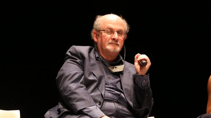 „Terorismul nu trebuie să ne sperie”: Scriitorul Salman Rushdie a revenit în antenția publicului la nouă luni după atac