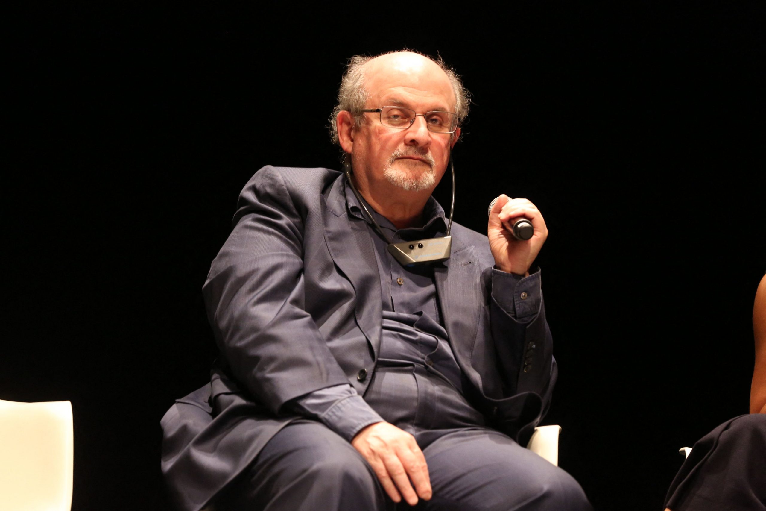 „Terorismul nu trebuie să ne sperie”: Scriitorul Salman Rushdie a revenit în antenția publicului la nouă luni după atac