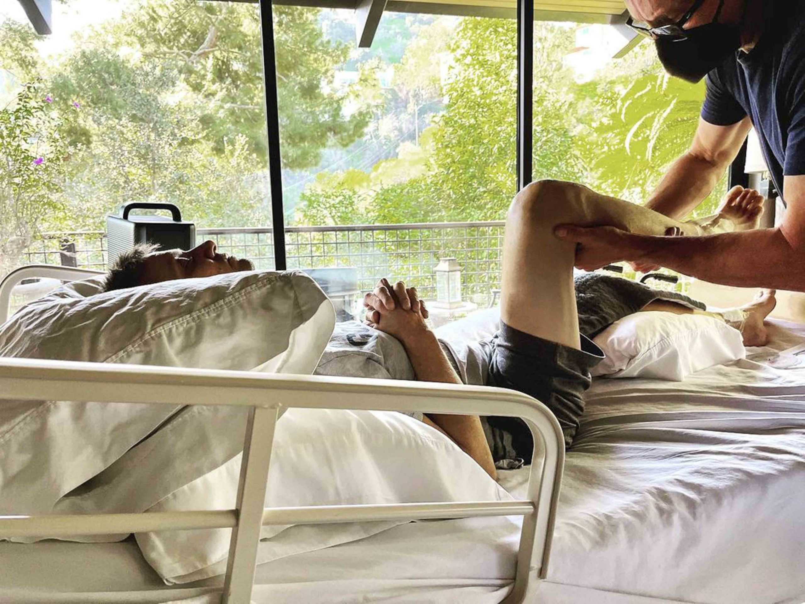Care mai este starea actorului care și-a rupt 30 de oase după ce a fost călcat de un plug