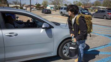 Mai multe licee din SUA au decis să înceapă cursurile cu două ore mai târziu pentru ca elevii să poată dormi mai mult. Ce beneficii invocă