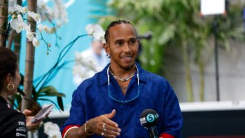 VIDEO. Lewis Hamilton citește „comentariile negative” de pe Twitter. Cum a reacționat campionul de Formula 1