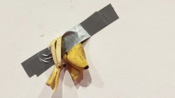 VIDEO. Celebra banană lipită pe peretele muzeului din Seul a fost mâncată de un vizitator. Ce daune cere instituția