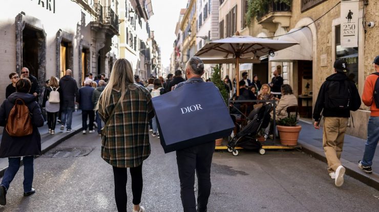 UE revizuiește perspectivele pentru economie, pe măsură ce prețurile energiei se diminuează