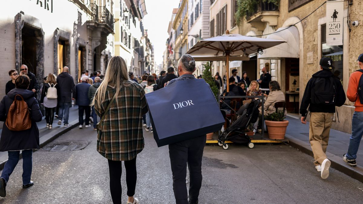 UE revizuiește perspectivele pentru economie, pe măsură ce prețurile energiei se diminuează