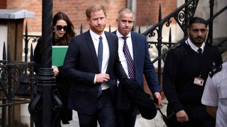 Prințul Harry este implicat într-o nouă serie de procese cu presa tabloidă. Ducele de Sussex acuză un ziar de piraterie telefonică