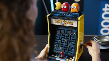 FOTO. Lego se întoarce în anii ’80 și recreează legendarul „Pac-Man”. Jocul conține peste 2.500 de piese