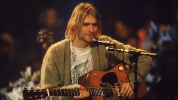 O chitara spartă de Kurt Cobain a fost scoasă la licitație. Suma uriașă cu care a fost vândută