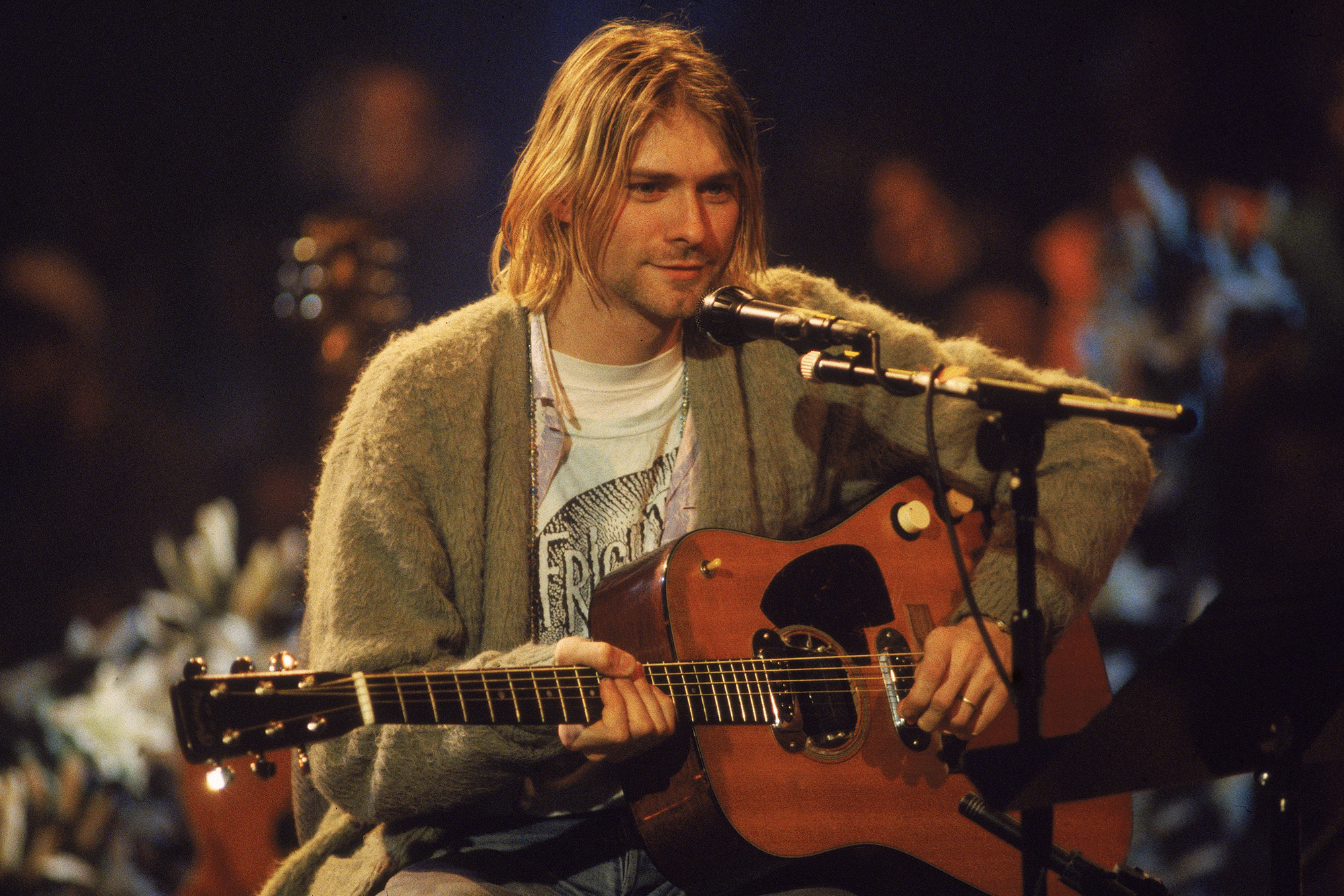 O chitara spartă de Kurt Cobain a fost scoasă la licitație. Suma uriașă cu care a fost vândută