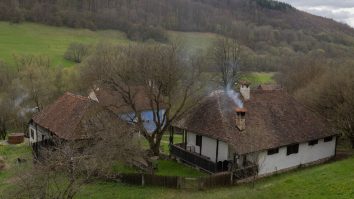 FOTO. Reportaj New York Times despre casa regelui Charles al III-lea din Ardeal. Cât costă să dormi în patul monarhului