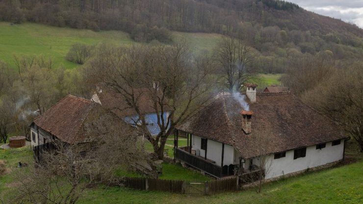 FOTO. Reportaj New York Times despre casa regelui Charles al III-lea din Ardeal. Cât costă să dormi în patul monarhului