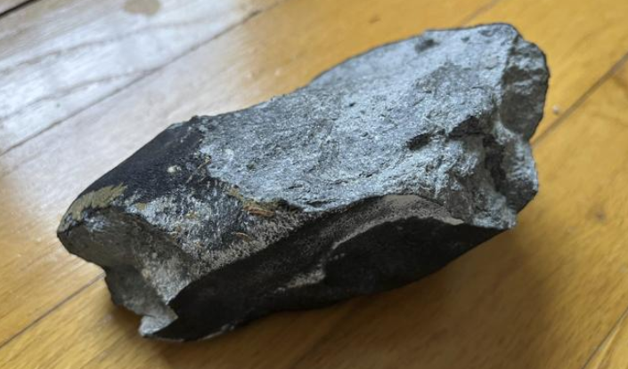 Incident straniu în SUA: un obiect fierbinte şi metalic a spart acoperişul unei case