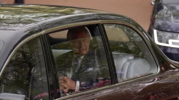 VIDEO. Regele a apărut în uralele mulțimii. Charles și Camilla au ajuns la Palat, de unde vor pleca la ceremonie